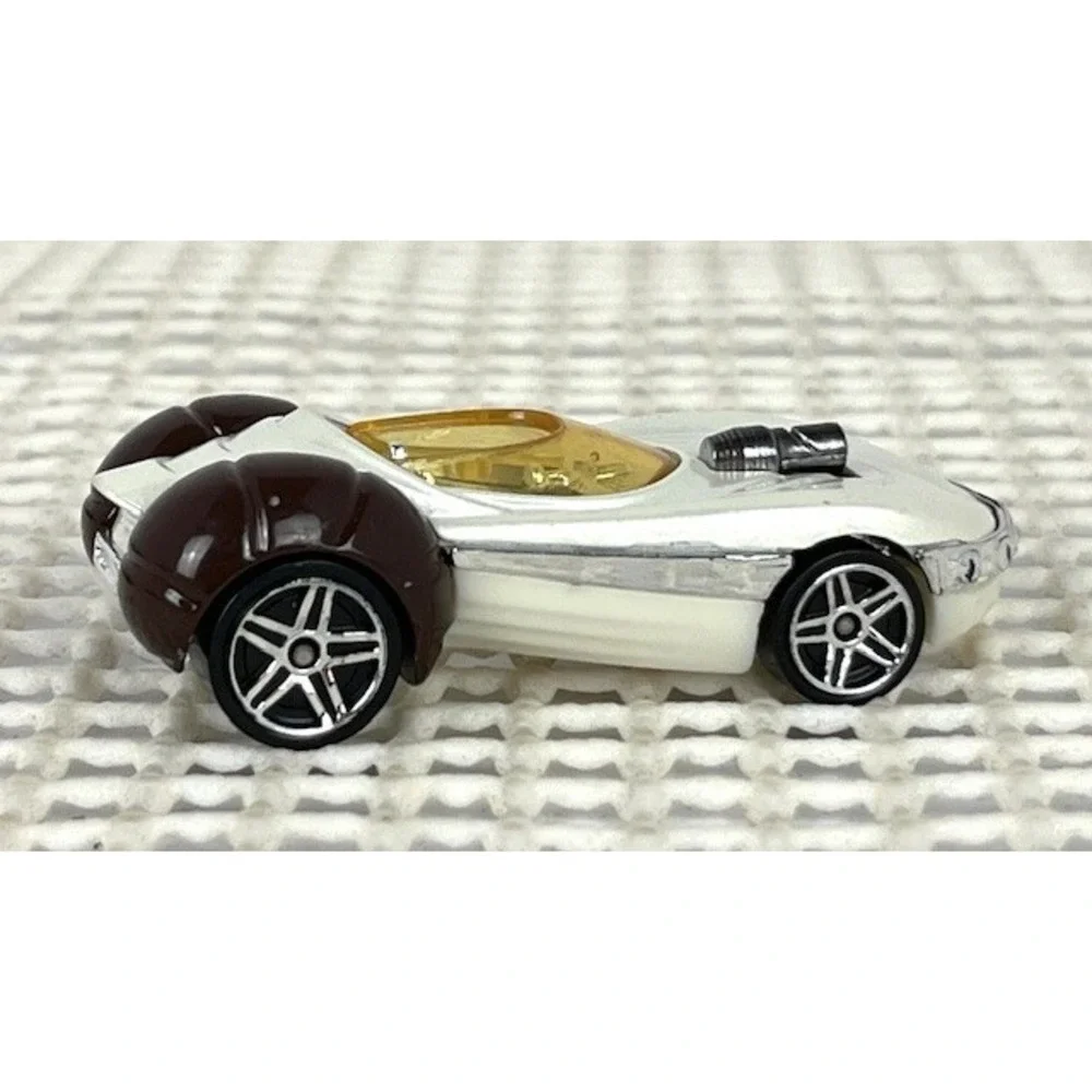 2015 Hot‎ Wheels Star Wars Princess Leia Rogue One Character Car Brown & White